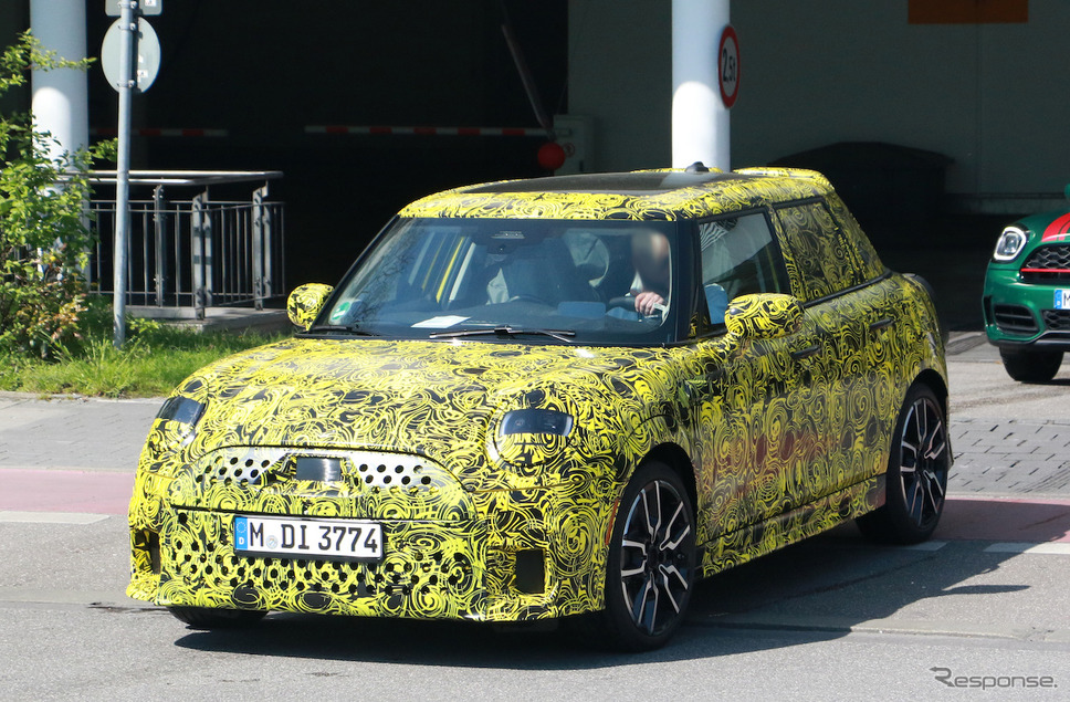 MINI クーパー5ドア 次期型プロトタイプ(スクープ写真)《APOLLO NEWS SERVICE》