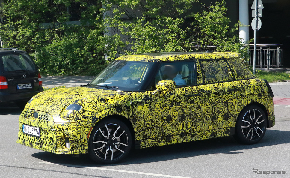 MINI クーパー5ドア 次期型プロトタイプ(スクープ写真)《APOLLO NEWS SERVICE》