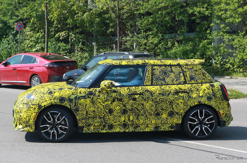 MINI クーパー5ドア 次期型プロトタイプ(スクープ写真)《APOLLO NEWS SERVICE》