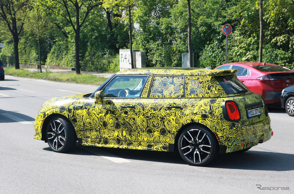 MINI クーパー5ドア 次期型プロトタイプ(スクープ写真)《APOLLO NEWS SERVICE》