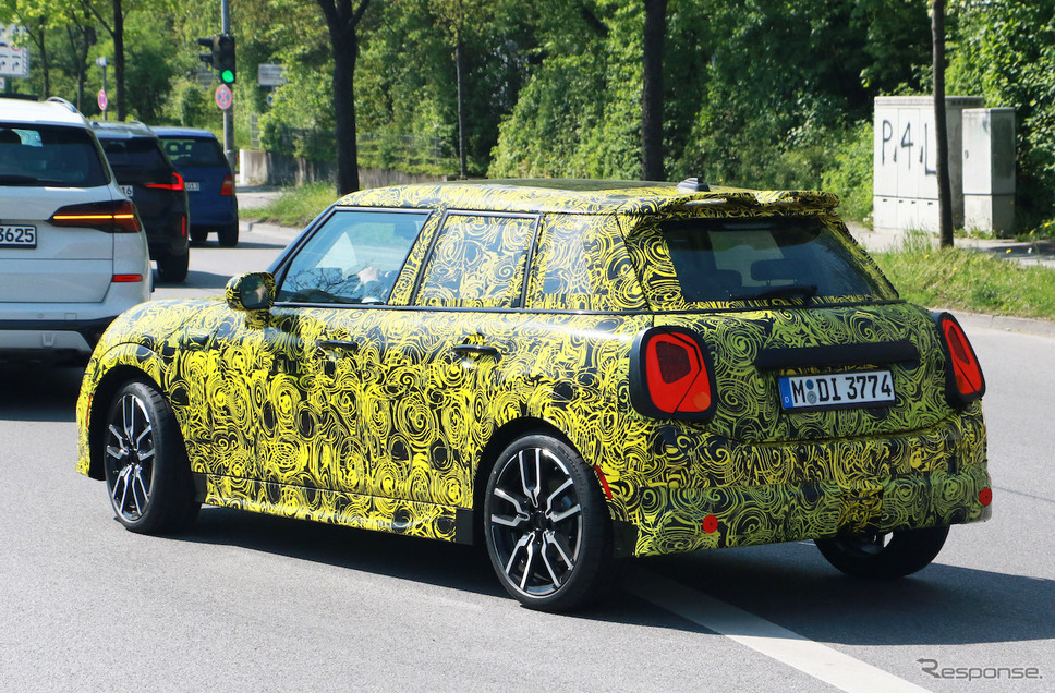 MINI クーパー5ドア 次期型プロトタイプ(スクープ写真)《APOLLO NEWS SERVICE》