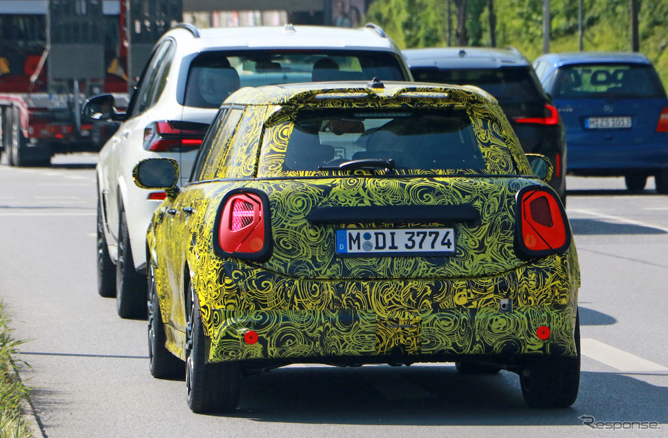 MINI クーパー5ドア 次期型プロトタイプ(スクープ写真)《APOLLO NEWS SERVICE》