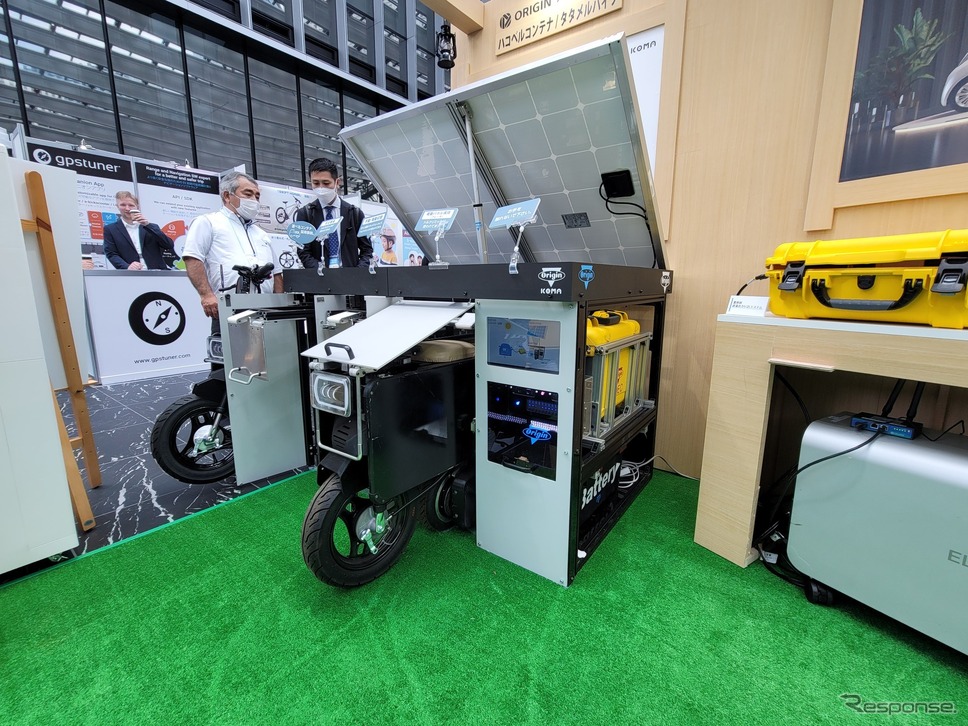 駅やインフラへの設置を考えたタタメルバイク充電システムのコンセプトモデル。これは3台収納だが、減らすことも増やすことも可能だと言う。《写真撮影 根岸智幸》