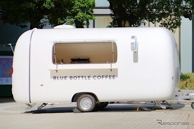ブランドロゴを入れたクラシカルなデザインが特徴的なコーヒートラック《写真提供 ブルーボトルコーヒージャパン》