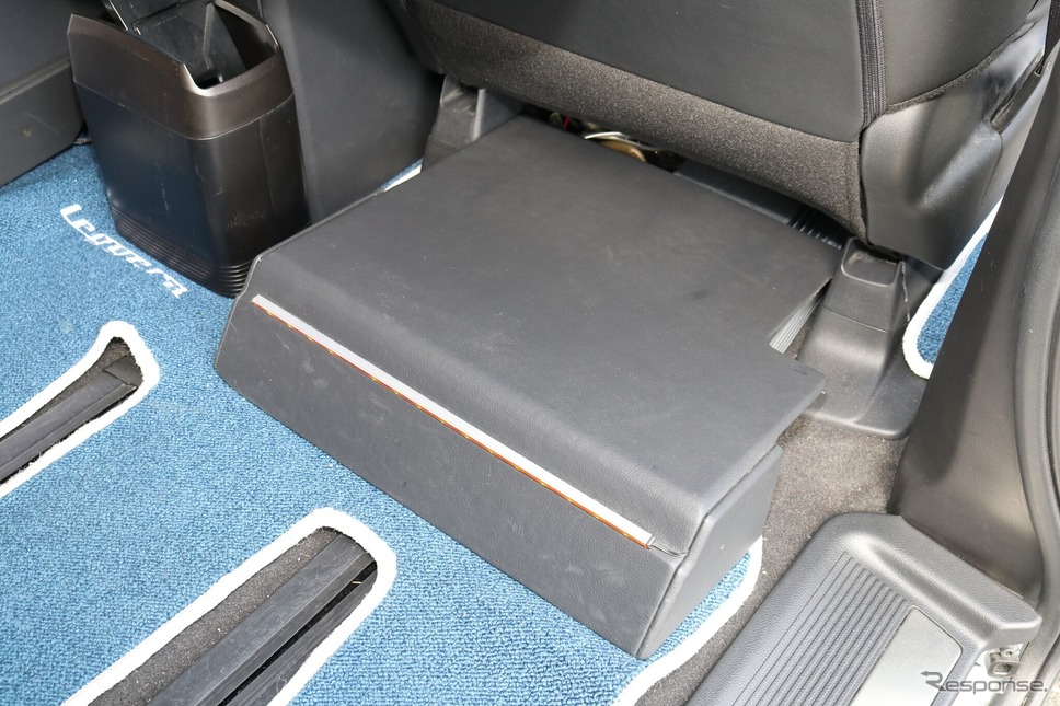 後席の足もとスペースを見るとプロテクションが施されているのがわかる。運転席下部を使った省スペース取り付けとした。