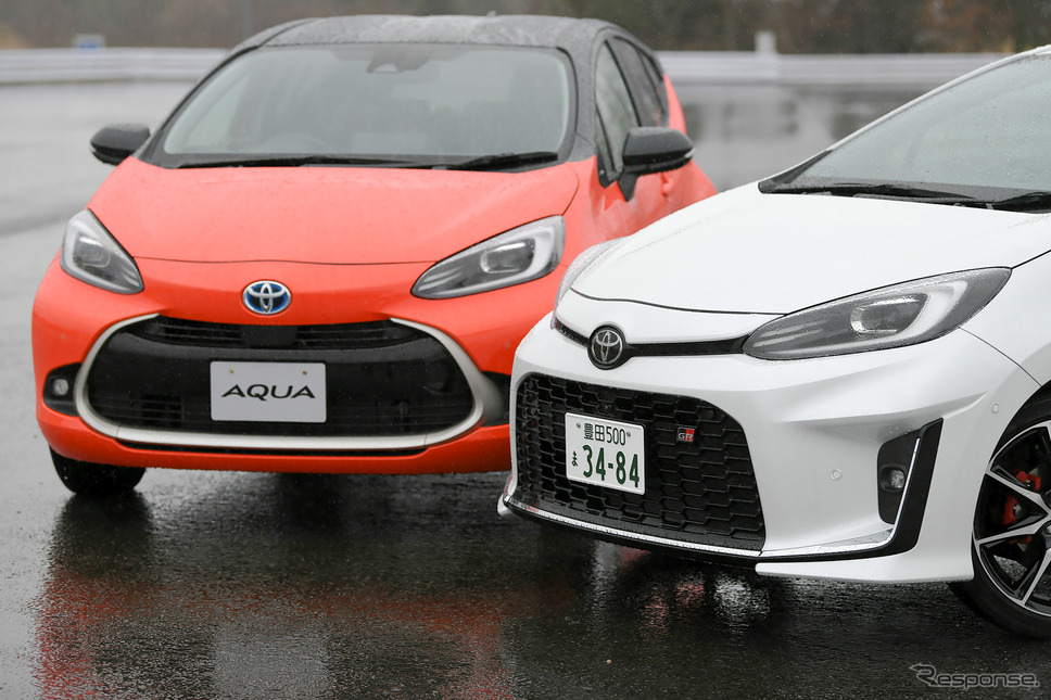 トヨタ アクア(左)とアクア GRスポーツ(右)《写真撮影 中野英幸》