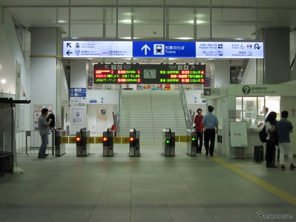「スマえき専用改札機」が設けられている高知駅の改札。《写真提供 写真AC》