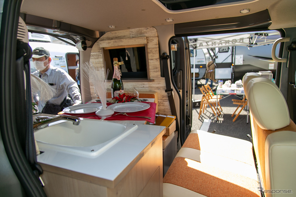 初めての車中泊に最適な「ちょうどいいサイズ」のバンコン&トレーラーをカーショップスリーセブンが出展…神奈川キャンピングカーフェア