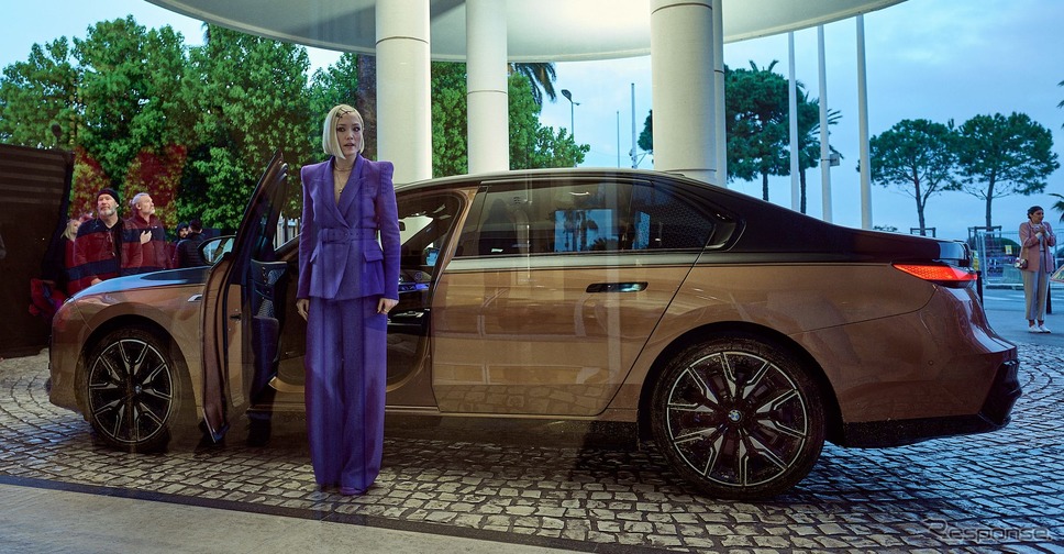 BMW i7 の「M70 xDrive」とポム・クレメンティエフ《photo by BMW》