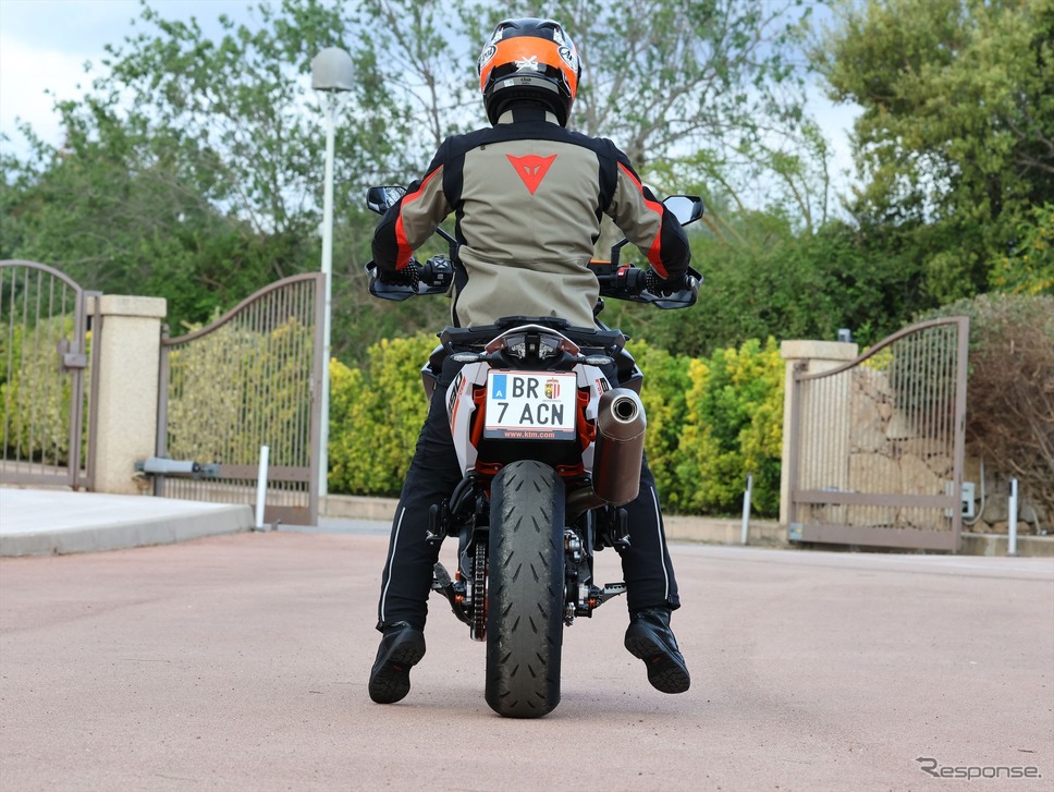 KTM 890SMT《写真提供 KTM》