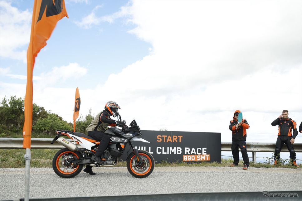 KTM 890SMT《写真提供 KTM》