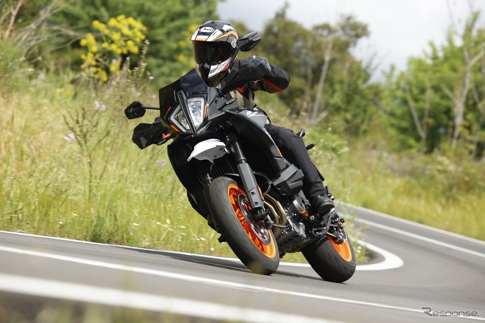 KTM 890SMT《写真提供 KTM》