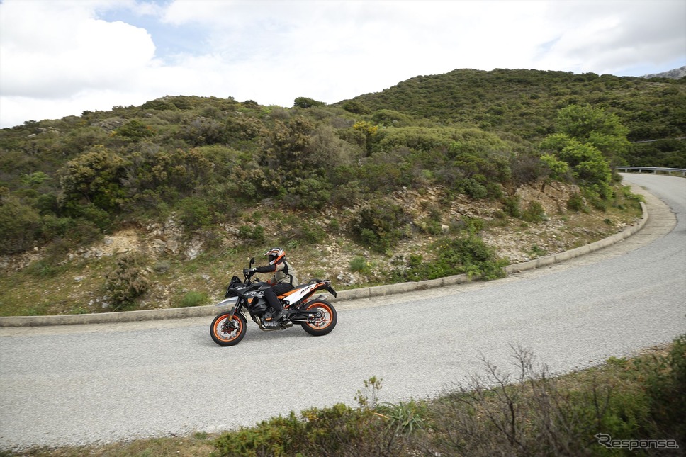 KTM 890SMT《写真提供 KTM》