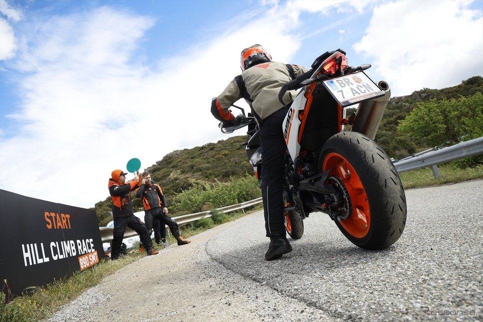KTM 890SMT《写真提供 KTM》
