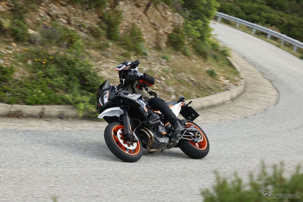 KTM 890SMT《写真提供 KTM》