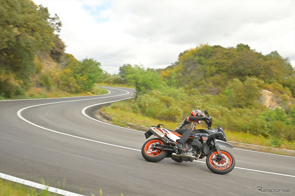 KTM 890SMT《写真提供 KTM》
