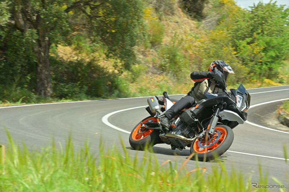 KTM 890SMT《写真提供 KTM》