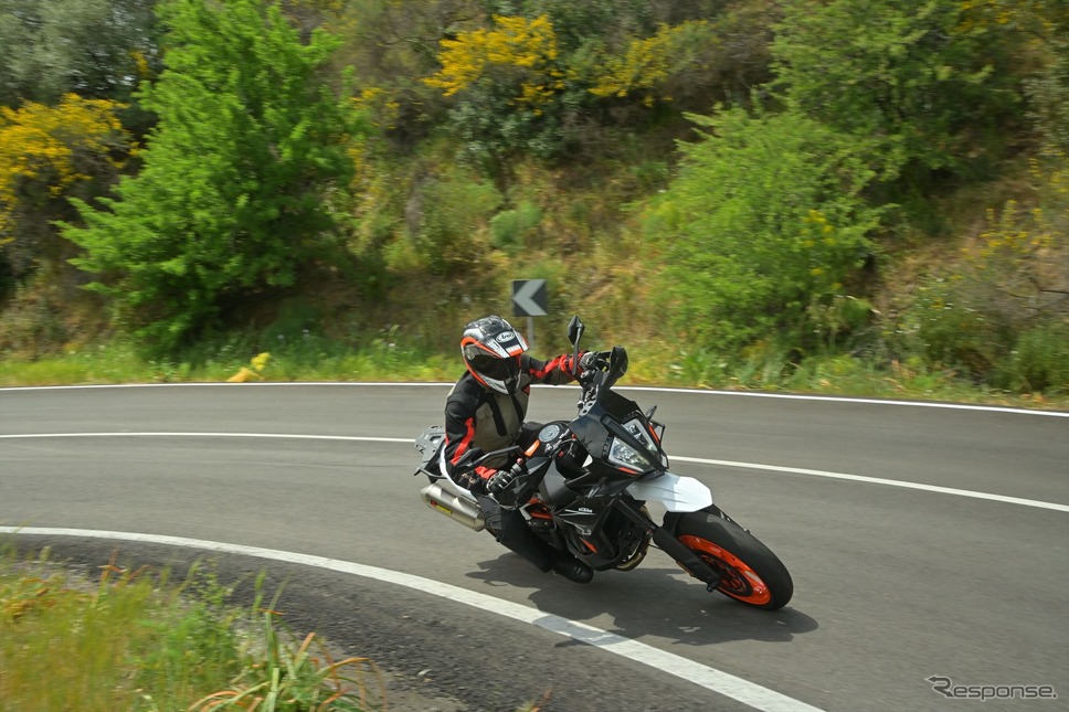 KTM 890SMT《写真提供 KTM》