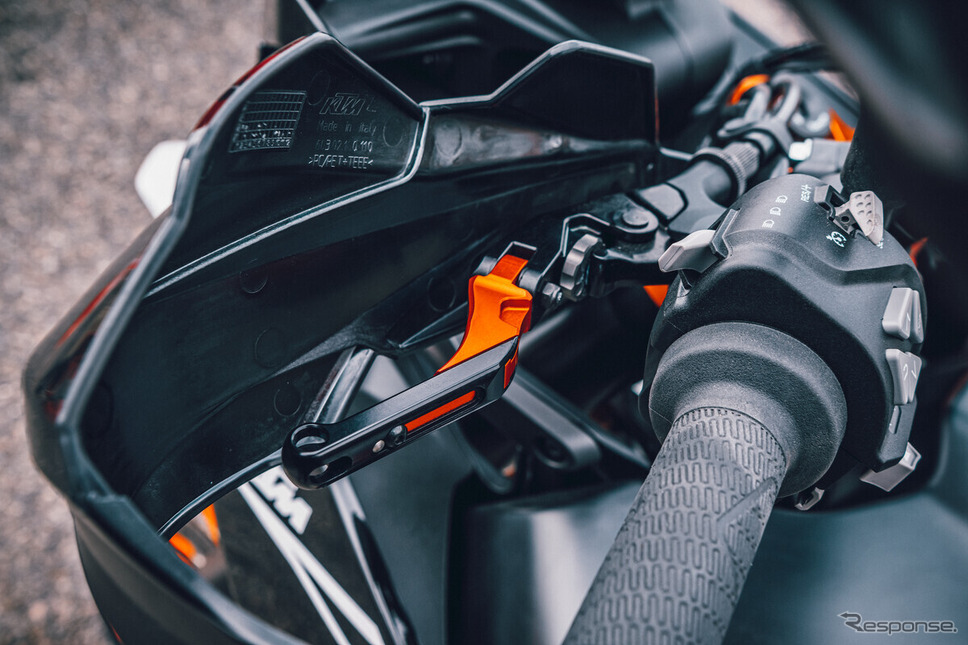 KTM 890SMT《写真提供 KTM》