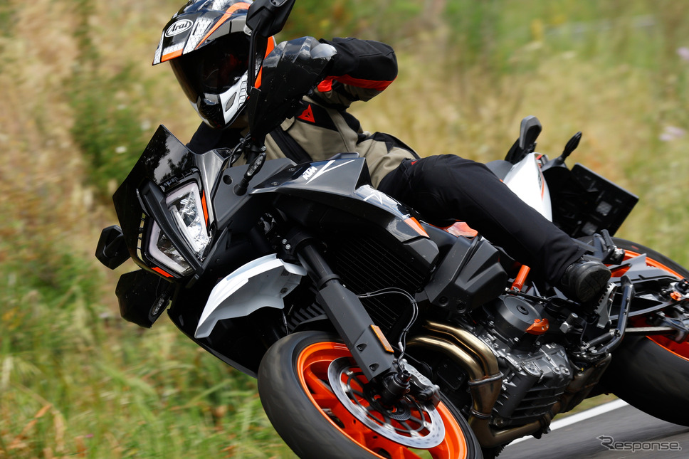 KTM 890SMT《写真提供 KTM》