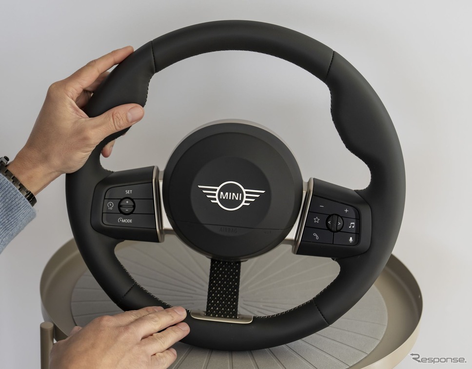 MINI クロスオーバー 次期型のEVと3ドアハッチバックEVの次期型『クーパー・エレクトリック』のステアリングホイール《photo by MINI》