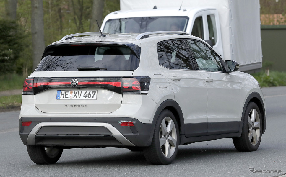 VW T-Cross 改良新型プロトタイプ(スクープ写真)《APOLLO NEWS SERVICE》