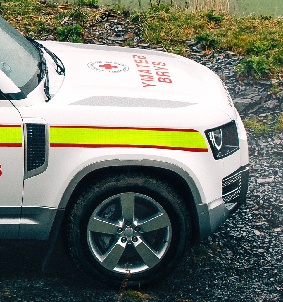ランドローバー・ディフェンダー 130 の英国赤十字社向けワンオフモデル《photo by Land Rover》