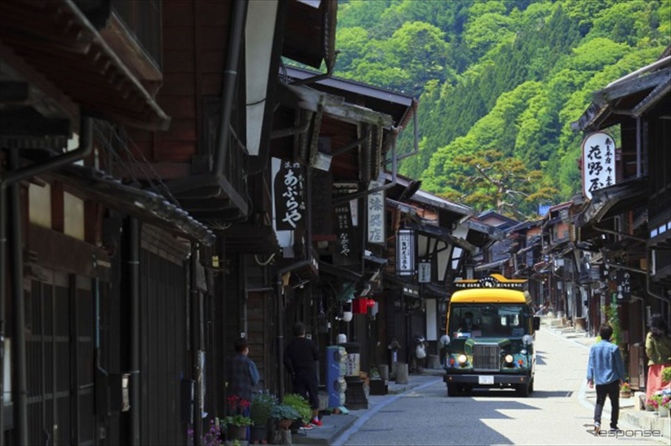 奈良井宿を走る重伝建バス《写真提供 塩尻市観光協会》