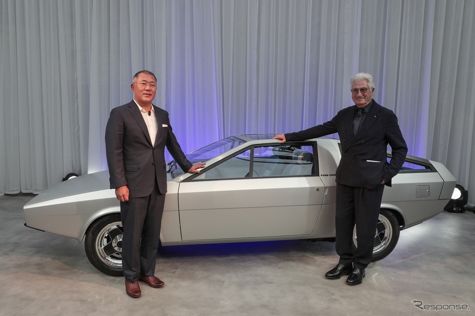 ヒョンデのチョン・ウィソンCEO(向かって左)とG. ジウジアーロ《photo by Hyundai》