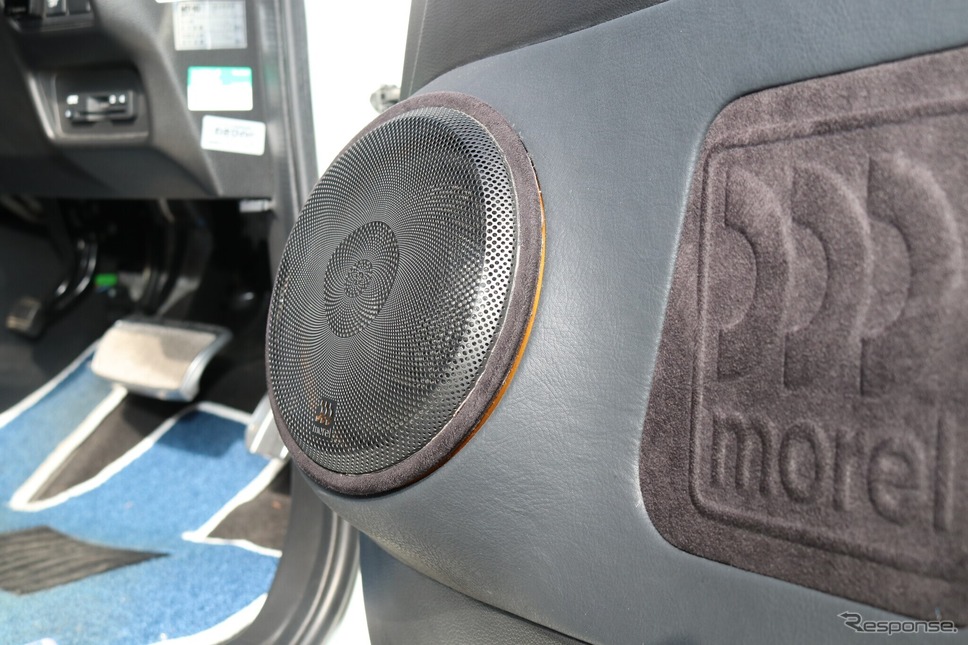 ミッドバスの取り付けにはかなり大きな角度が付けられている。音響特性上有利な角度に設定されている。