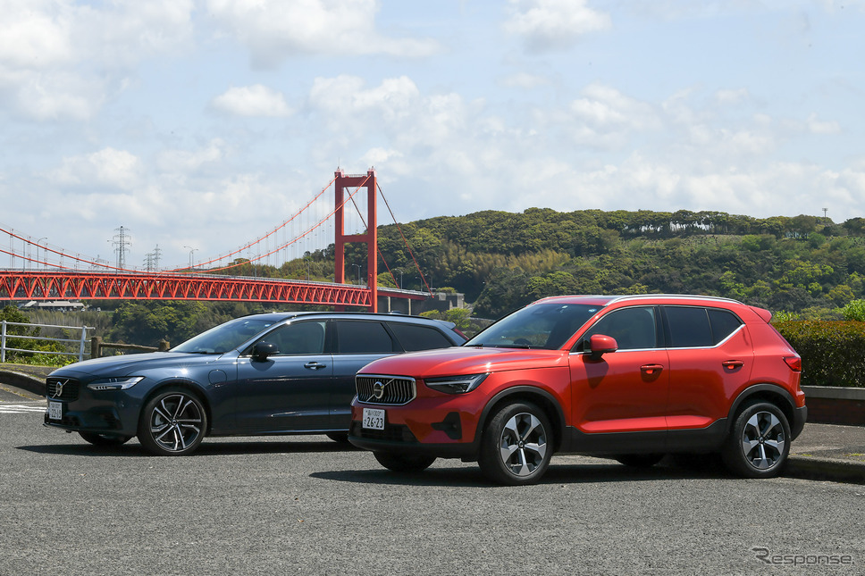 ボルボ V90リチャージ アルティメイトT8 AWD プラグインハイブリッド(左)とXC40 アルティメイトB4 AWD(右)《写真撮影 中野英幸》