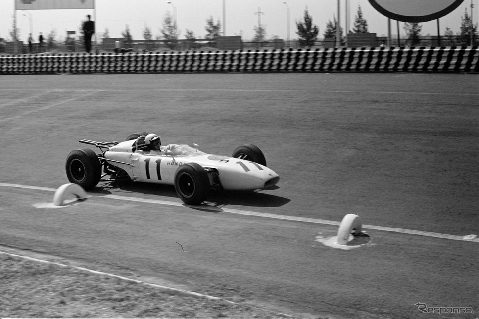 ホンダが初勝利した1965年のF1メキシコGP。ドライバーはリッチー・ギンサー《Photo by John Christy/The Enthusiast Network/ゲッティイメージズ》