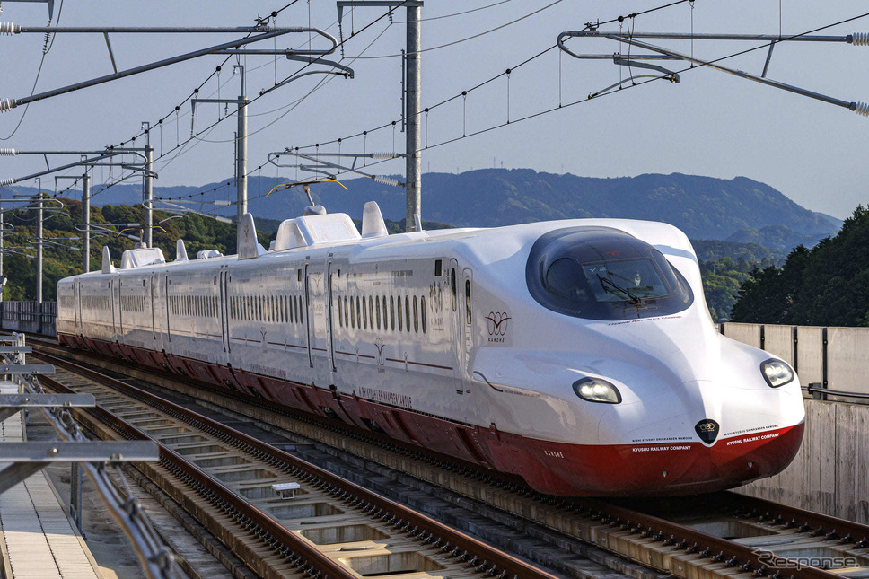 武雄温泉〜長崎間で運行中の西九州新幹線『かもめ』用N700S。《写真提供 九州旅客鉄道》