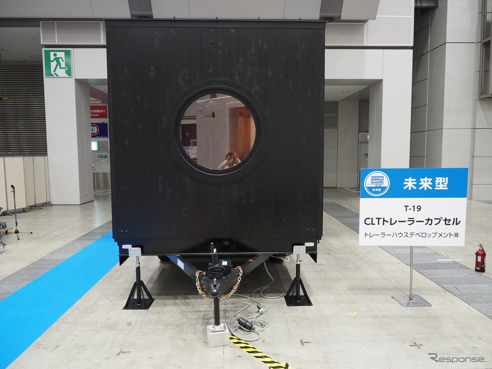 カプセルトレーラーを模した木造トレーラー《写真撮影 家本浩太》