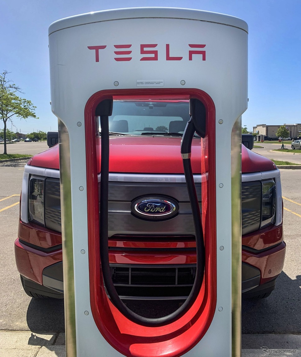 フォード F-150 ライトニング とテスラ「スーパーチャージャー」《photo by Ford》