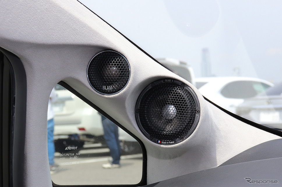 「アウター化」にてドアスピーカーが取り付けられたオーディオカーの一例(製作ショップ:ジパング<鳥取県>)。Photo by 太田祥三