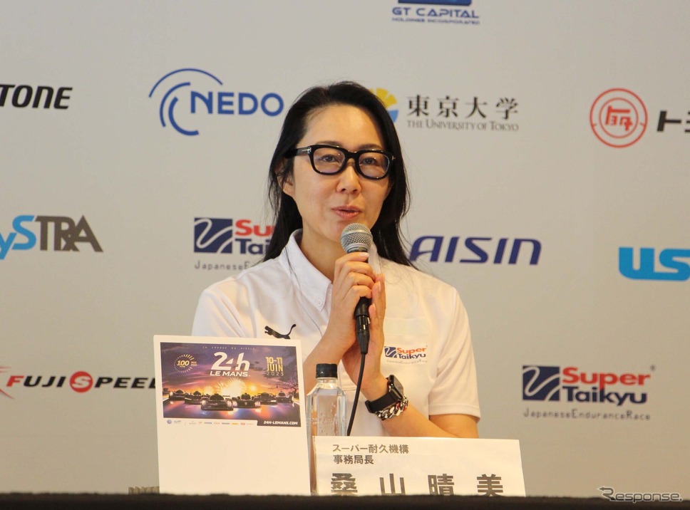 スーパー耐久機構(STO)の桑山晴美事務局長。「レースを楽しむ文化を大切にしてこれからも育みつつ、新しい時代に向けては試行錯誤の場を提供していくことも非常に重要な役割であると考えている」とコメント。今シーズン、スーパー耐久のST-QクラスにはOEM5社が参加している《写真撮影 吉田瑶子》