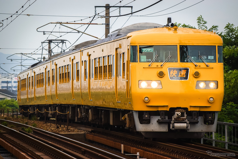 227系「Urara」の投入により定期運用から撤退する下関総合車両所岡山電車支所の国鉄型117系。現在、4両編成4本が在籍しており、2010〜2015年に黄色塗色化されている。《写真提供 写真AC》