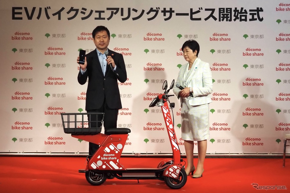 東京EVバイクシェア開始式。ドコモ・バイクシェアの武岡代表取締役（向かって左）と東京都の小池知事《写真撮影 高木啓》