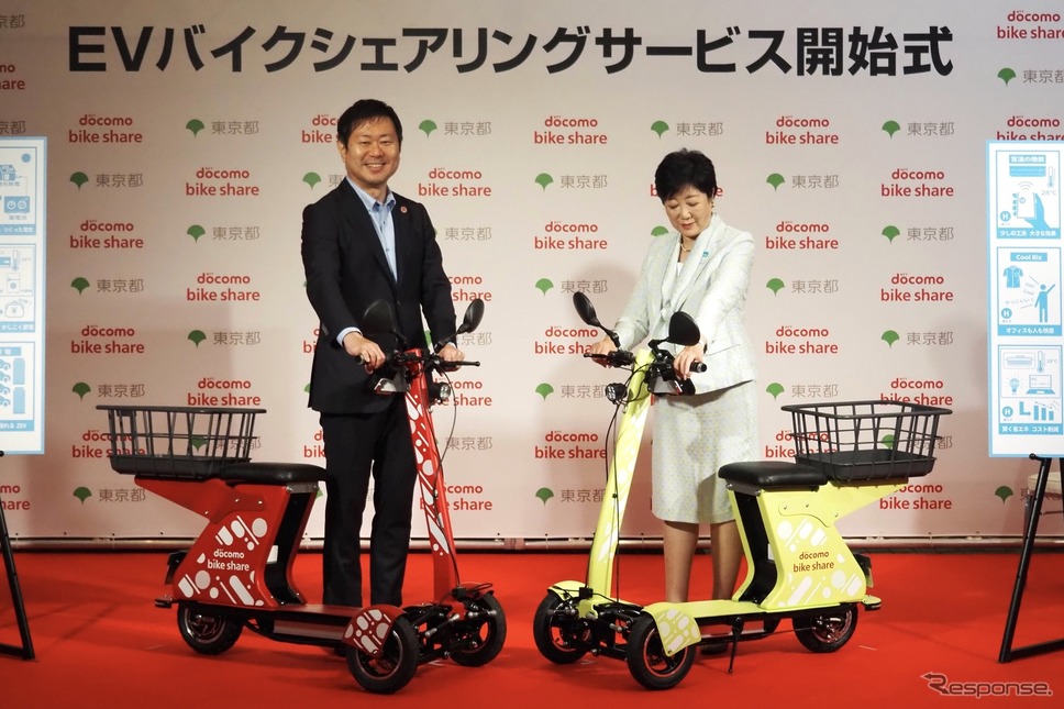 東京EVバイクシェア開始式。ドコモ・バイクシェアの武岡代表取締役（向かって左）と東京都の小池知事《写真撮影 高木啓》