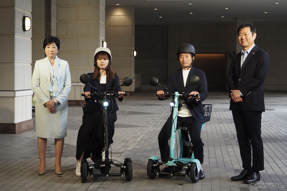 東京EVバイクシェア開始式。東京都の小池知事（向かって左）とドコモ・バイクシェアの武岡代表取締役（同右端）《写真撮影 高木啓》