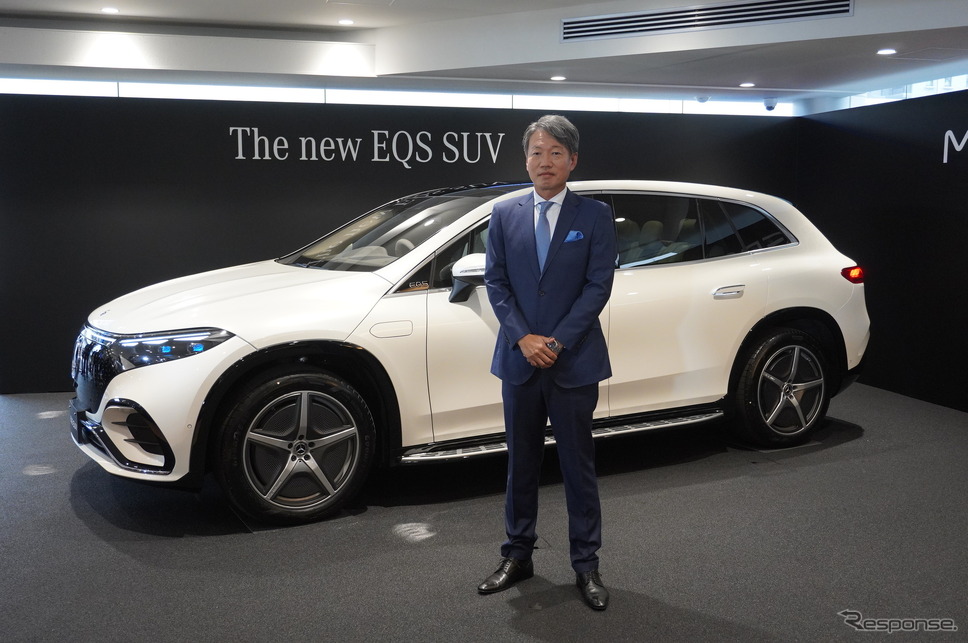 メルセデス・ベンツ日本の上野金太郎社長兼CEOと『EQS SUV』《写真撮影　山田清志》