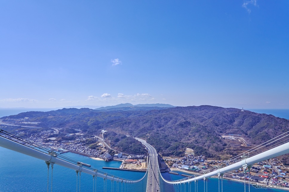 明石海峡大橋淡路島側主塔塔頂より淡路島方面を望む《写真提供 JB本四高速》
