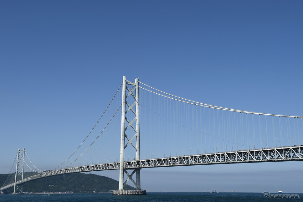 明石海峡大橋。神戸市から淡路島方面を望む《Photo by Matt Roberts/Getty Images News/ゲッティイメージズ》