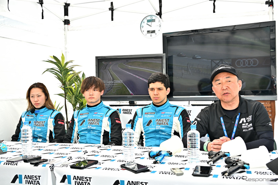 SUPER GTに参戦する産業機器メーカー「アネスト岩田」チームドライバーと武田総監督《写真撮影 雪岡直樹》