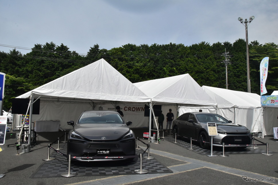 会場に並べられたMIRAIスポーツコンセプト(左)とクラウンセダン(右)《写真撮影 加茂新》