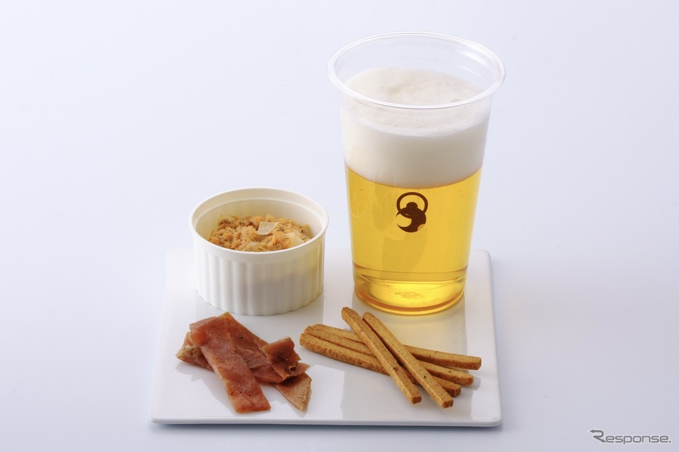 『スペーシアX』のカフェ「GOEN CAFÉ SPACIA X」で提供されるクラフトビールとアペタイザーのイメージ。《写真提供 東武鉄道》