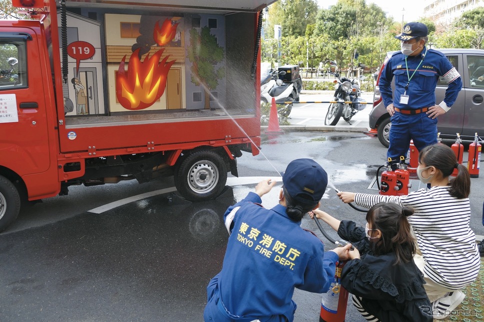 防火防災体験：初期消火訓練《写真提供 東京国際消防防災展事務局》
