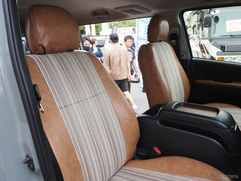 中古のハイエースをベースにしたCRSのカスタムカー《写真撮影 家本浩太》