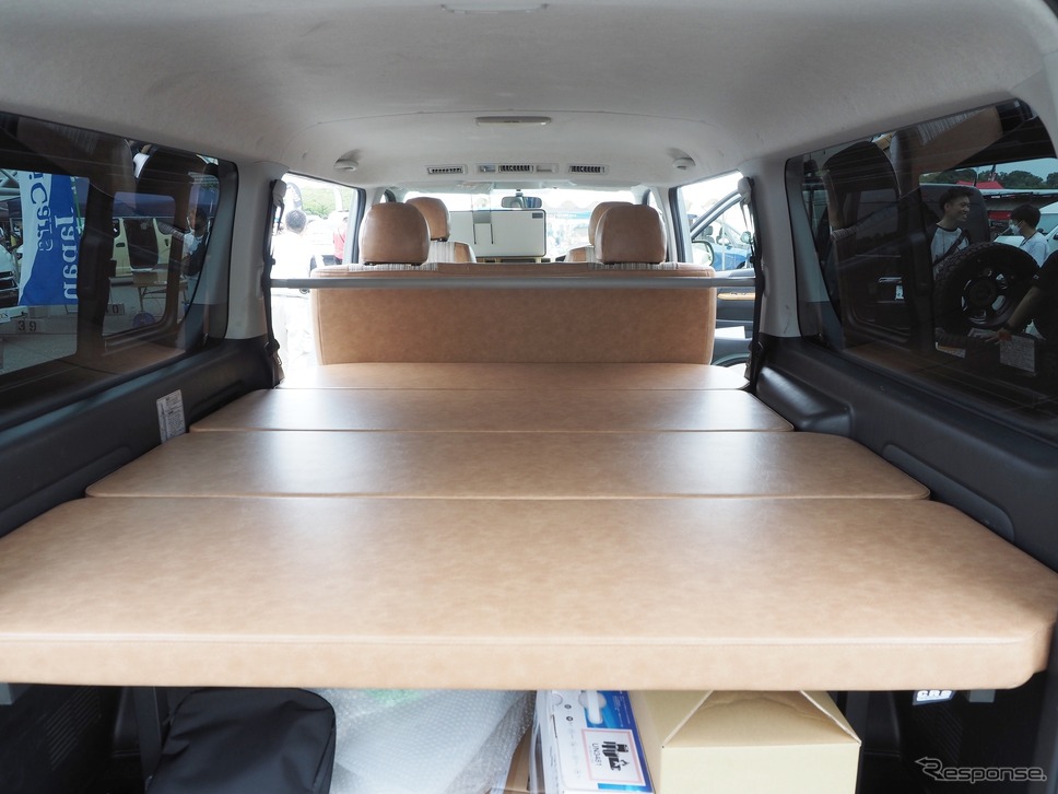 中古のハイエースをベースにしたCRSのカスタムカー《写真撮影 家本浩太》